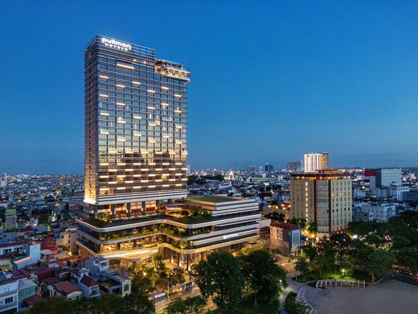 Tòa tháp Pullman Hai Phong Grand Hotel lên đèn lúc chạng vạng giữa khu phố