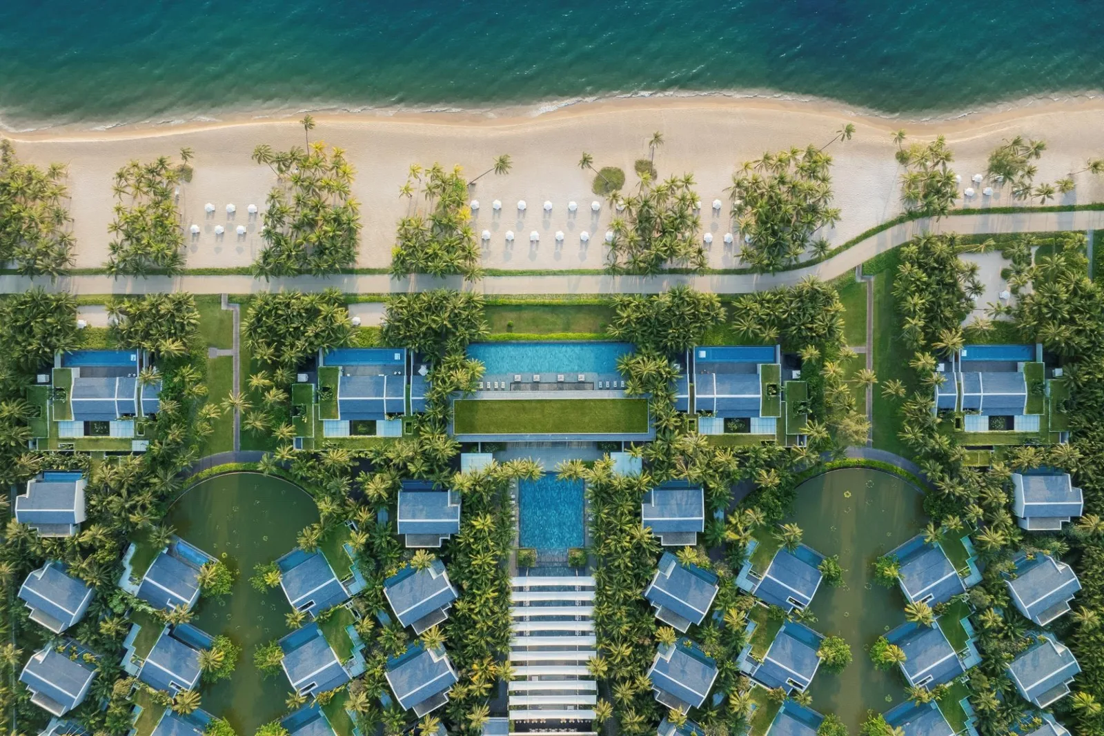 Toàn cảnh Regent Phu Quoc nhìn từ trên cao với các villa, hồ bơi và bãi biển Bãi Trường