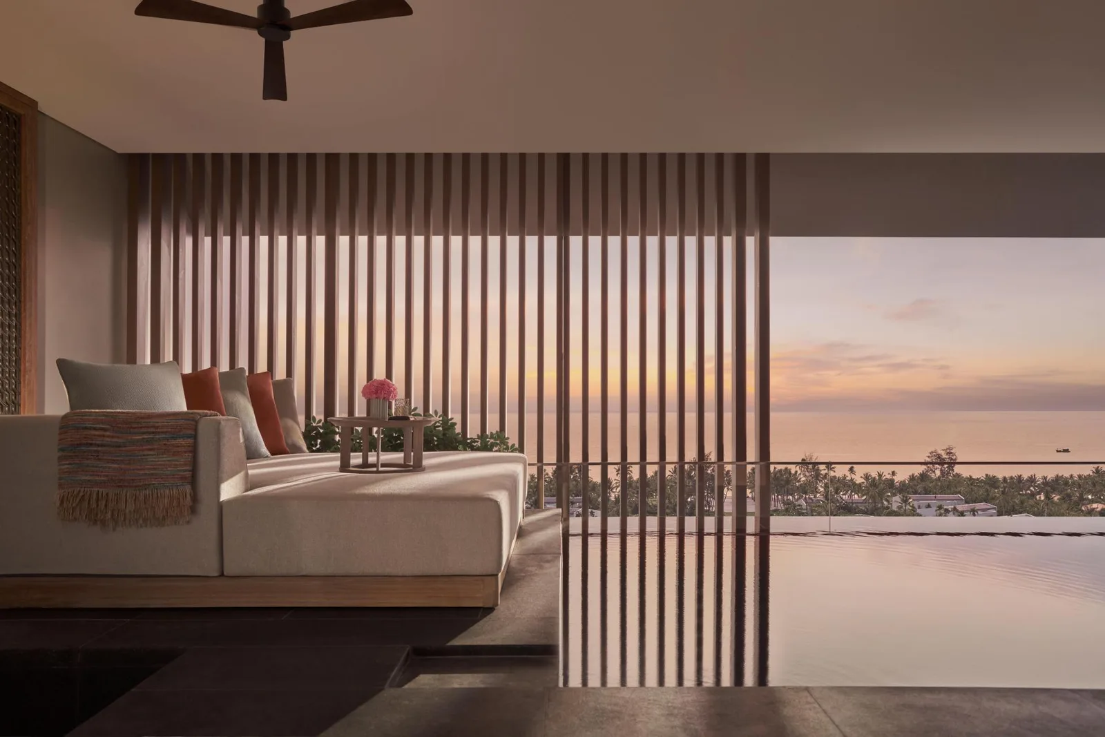 Sky Pool Villa 1 phòng ngủ tại Regent Phu Quoc với hồ bơi vô cực nhìn ra biển lúc hoàng hôn