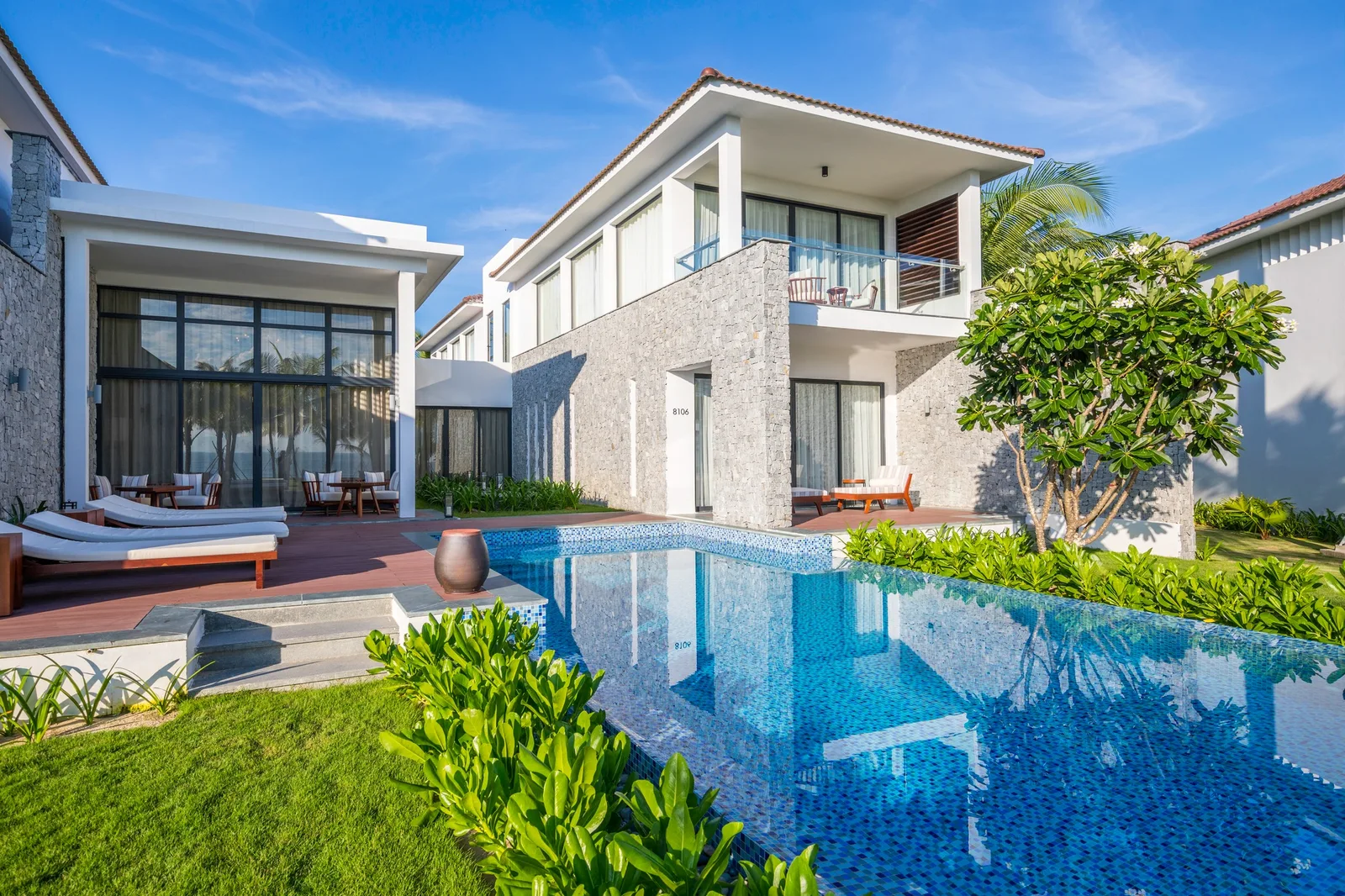 Ocean Pool Villa tại Renaissance Danang Hoi An Resort & Spa, biệt thự tường đá hai tầng bên hồ bơi riêng lát gạch xanh