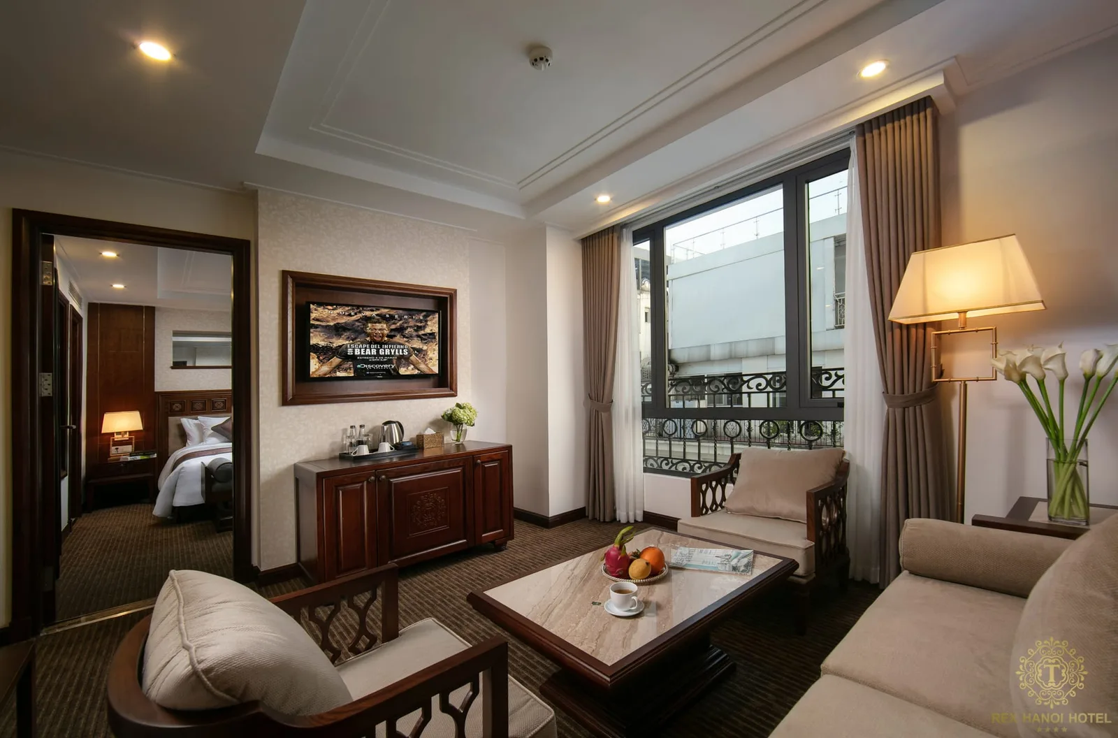 Rex Suite hướng phố