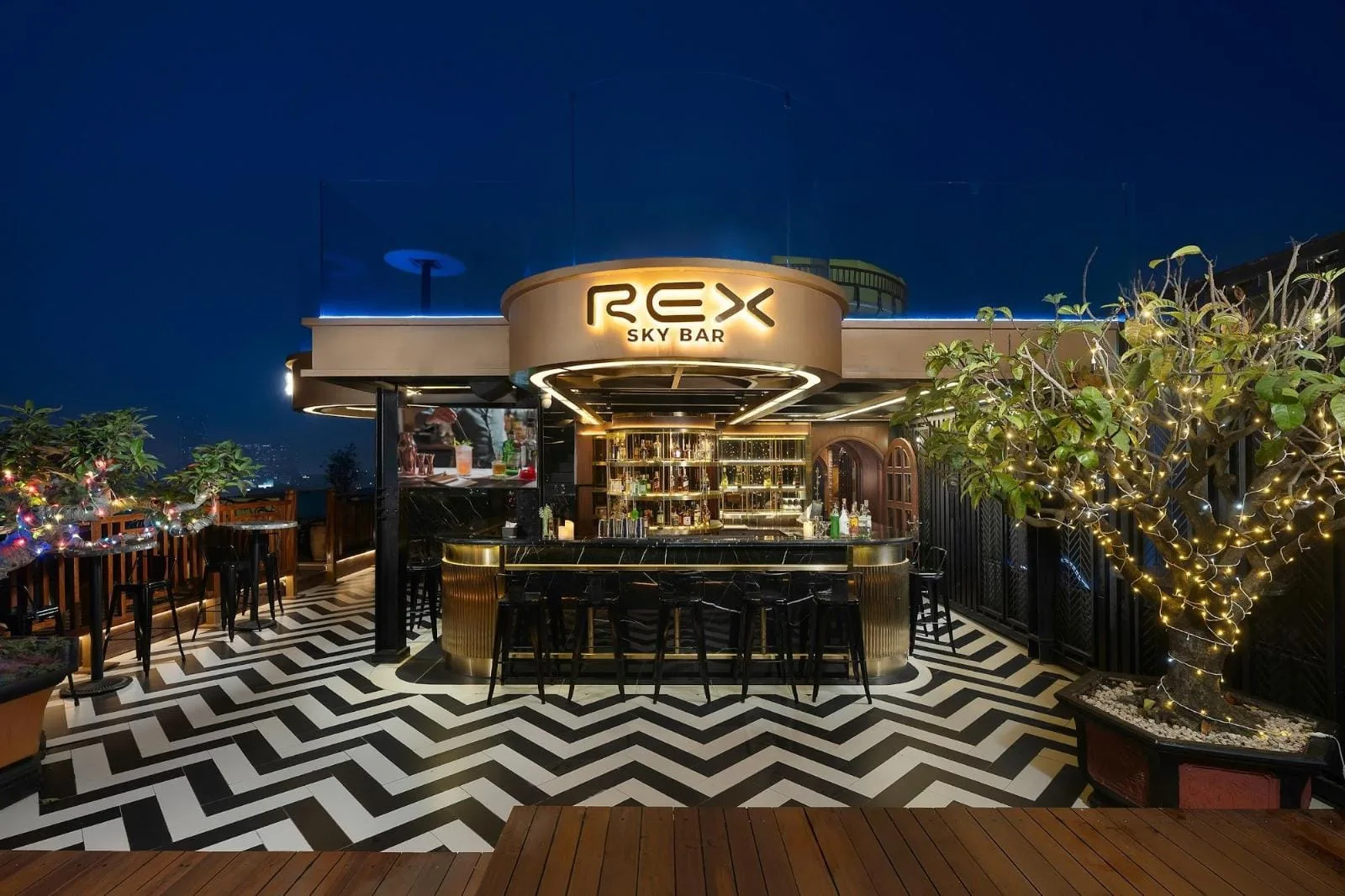 Sky bar trên mái phố cổ