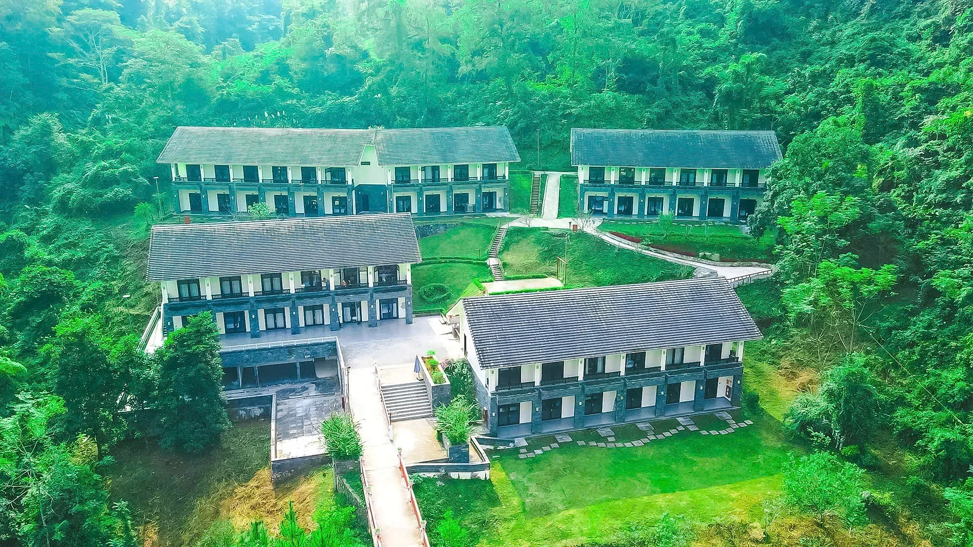 Các dãy phòng mái ngói của Sài Gòn - Bản Giốc Resort giữa rừng núi xanh
