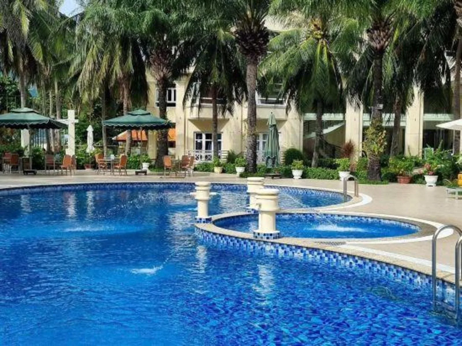 Hồ bơi nhìn ra vịnh Côn Sơn