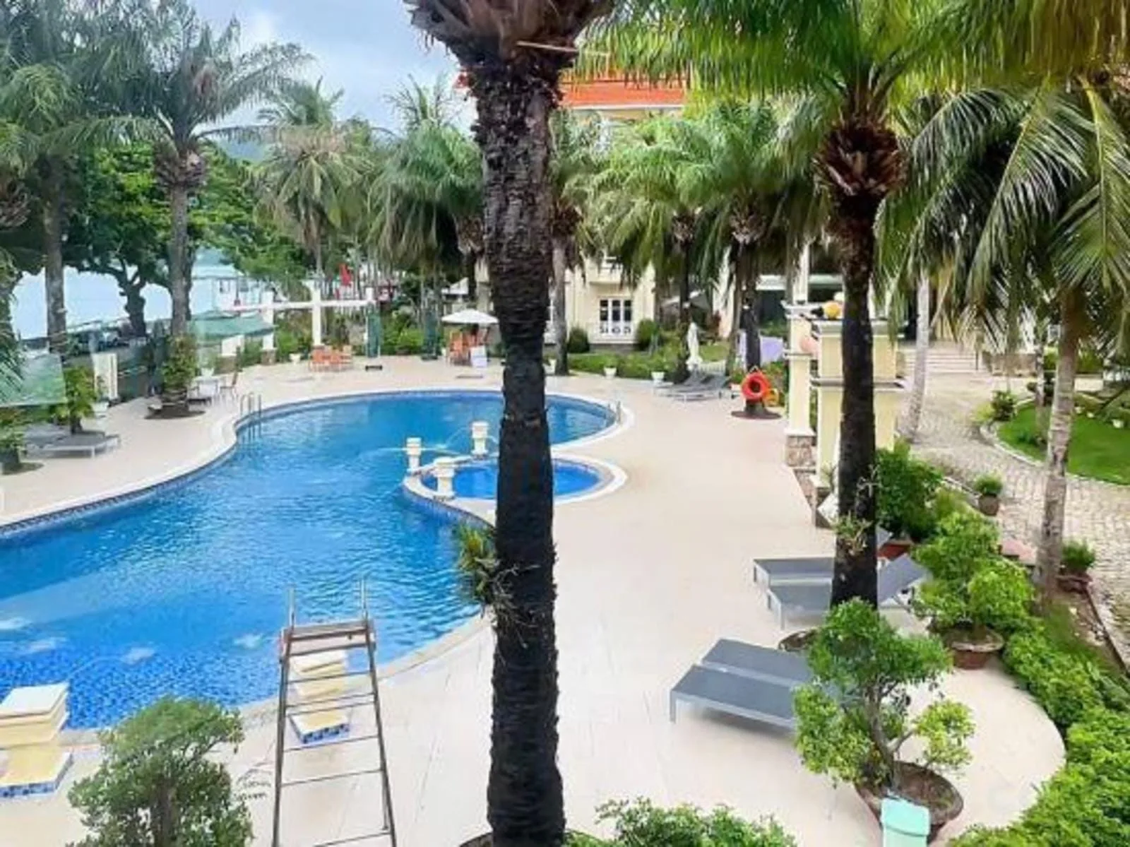 Hồ bơi ngoài trời