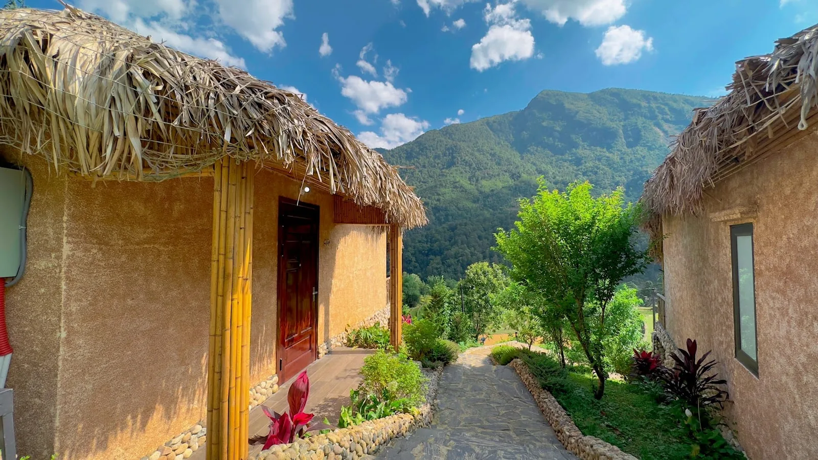 Bungalow giữa vườn hoa