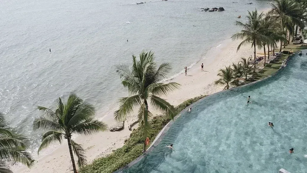 Hồ bơi vô cực của Seashells Phu Quoc Hotel & Spa nhìn từ trên cao, chạy dọc hàng dừa và dải cát sát mép biển