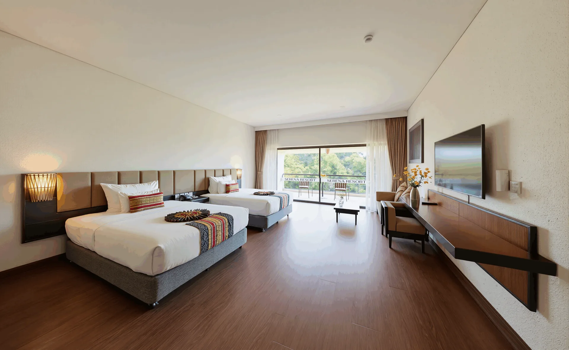 Phòng Deluxe Nature View của Serena Kim Bôi với hai giường đơn, sàn gỗ và cửa kính ra ban công nhìn cây xanh