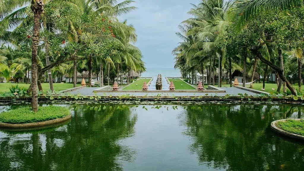 Hồ sen dài giữa hai hàng dừa dẫn thẳng ra biển tại Sonata Resort & Spa Phan Thiết