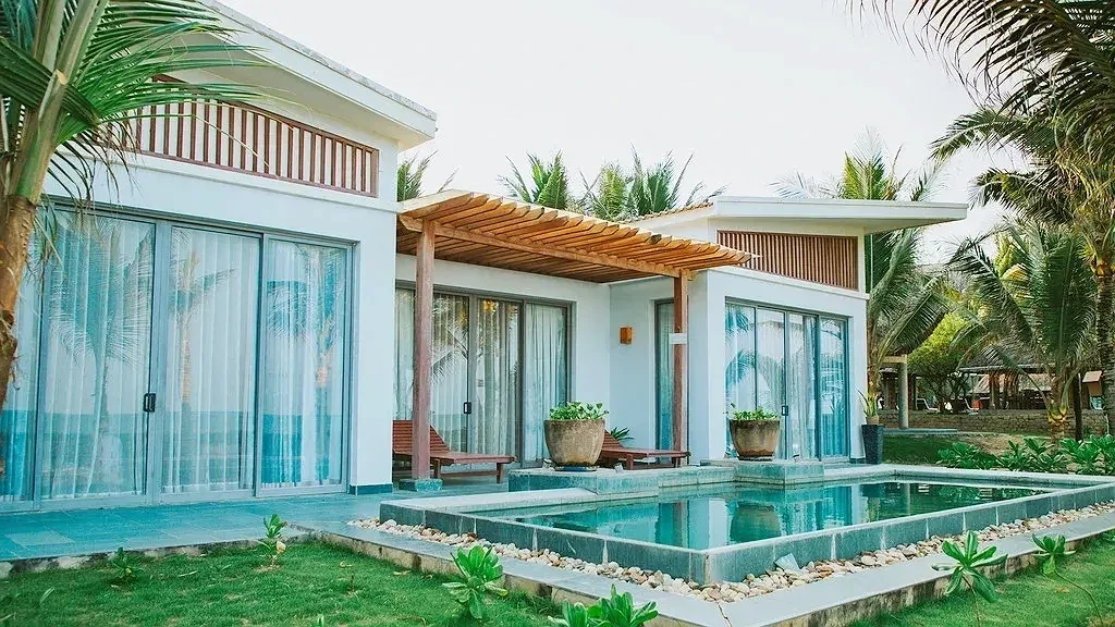 Bungalow Bên Biển – 2 Phòng Ngủ ở Sonata Resort & Spa Phan Thiết: căn một tầng tường trắng, giàn gỗ che hiên, hồ bơi riêng giữa bãi cỏ