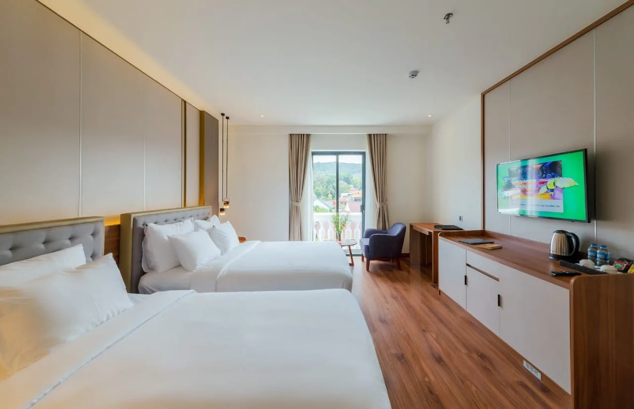 Beach Hotel – Deluxe Garden View Triple