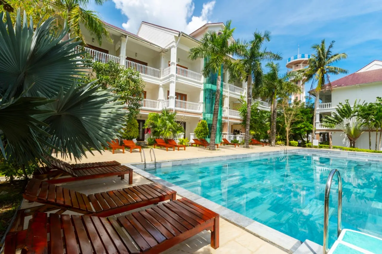 Hồ bơi giữa vườn khu resort