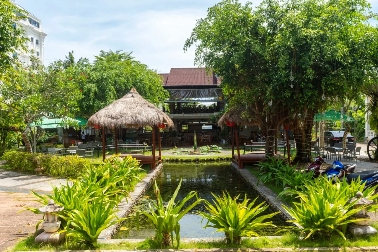 Sân vườn chòi lá, hồ cá