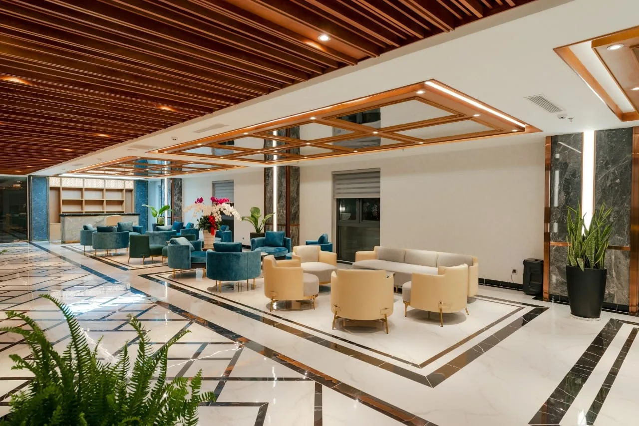 Sảnh rộng, trần gỗ
