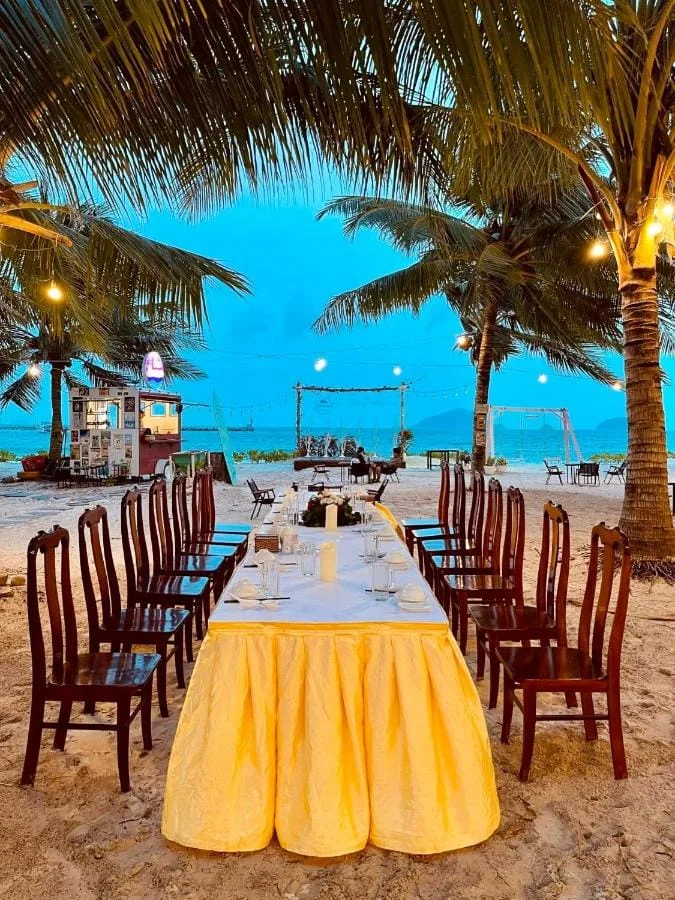 Tiệc tối trên bãi cát