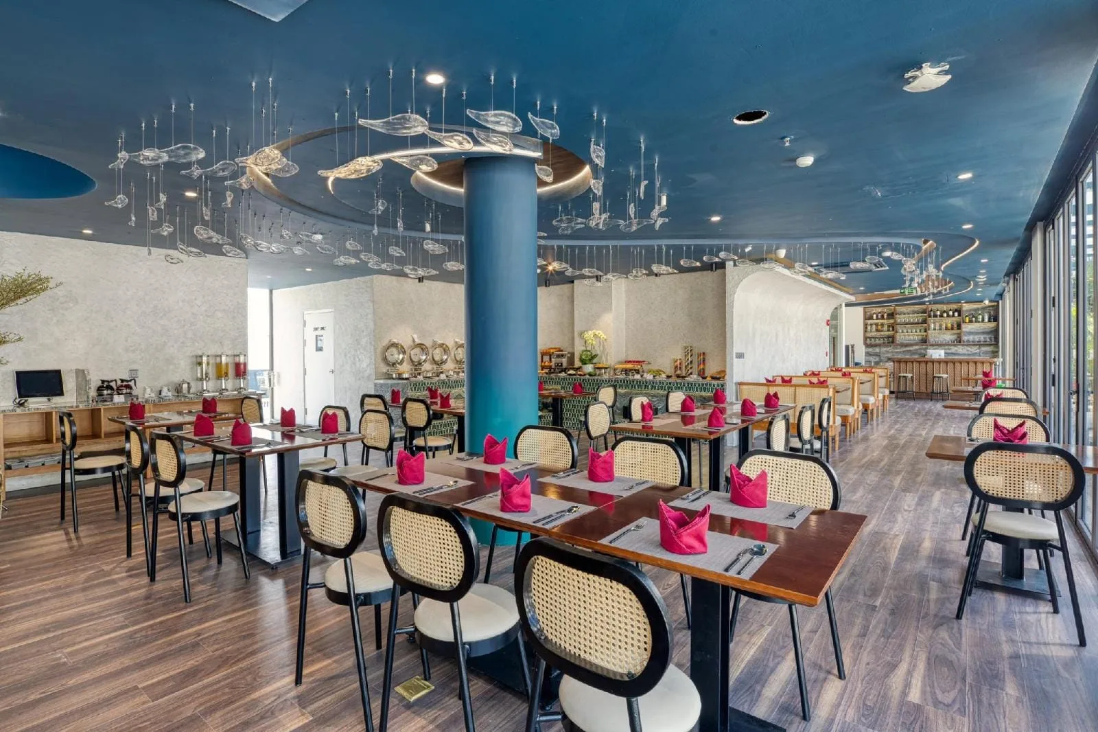 Buffet sáng trong nhà hàng vách kính