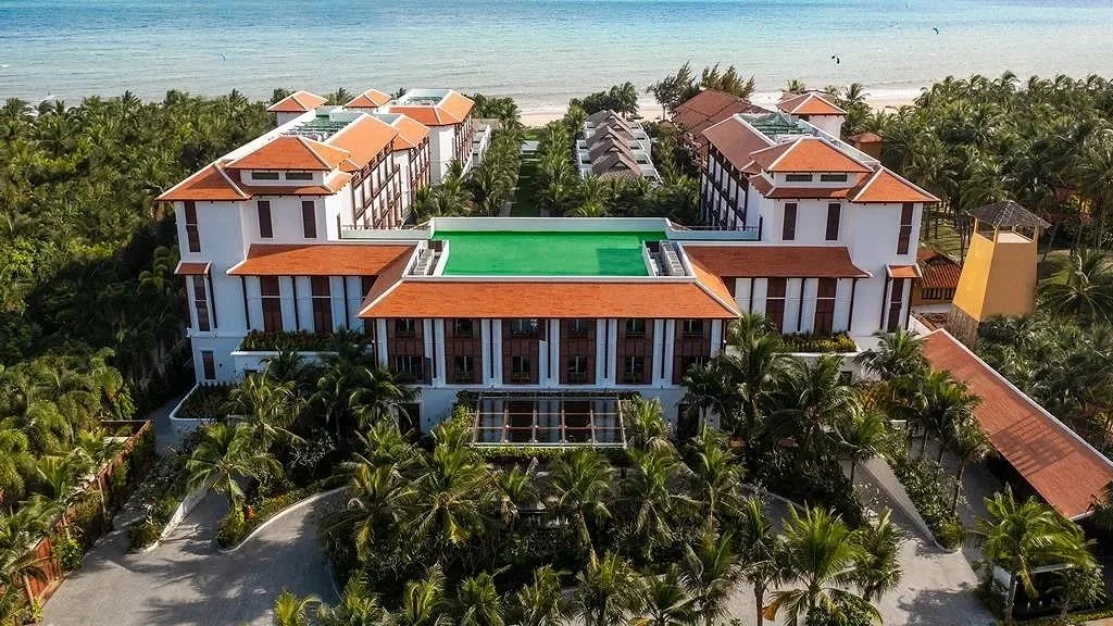 The Anam Mui Ne nhìn từ trên cao, rừng dừa phía trước và biển có cánh diều lướt ván