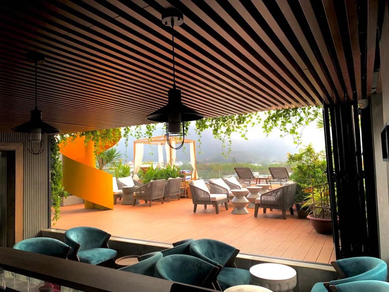 Lounge sân thượng lúc chiều