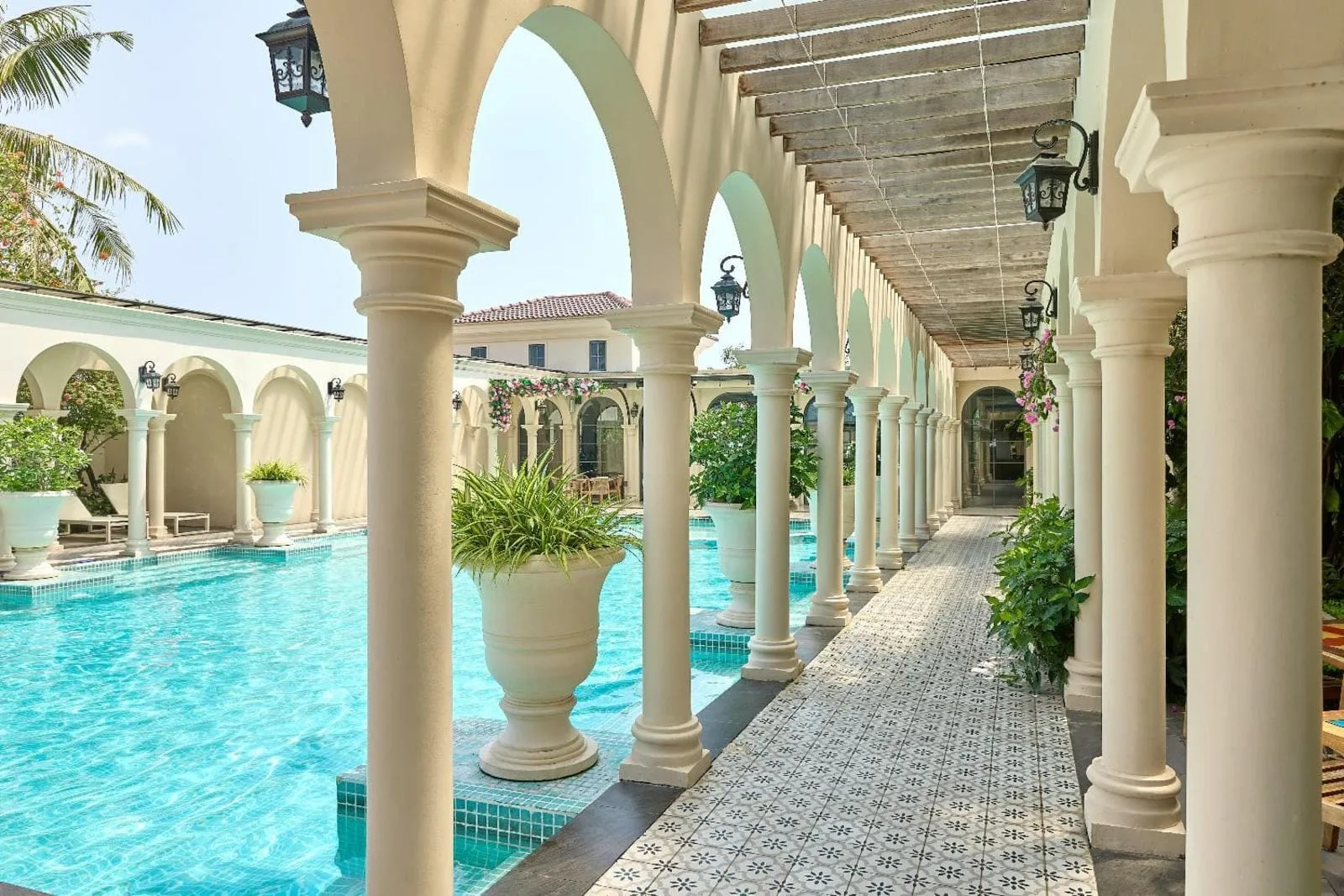 Hồ bơi hàng cột kiểu Địa Trung Hải