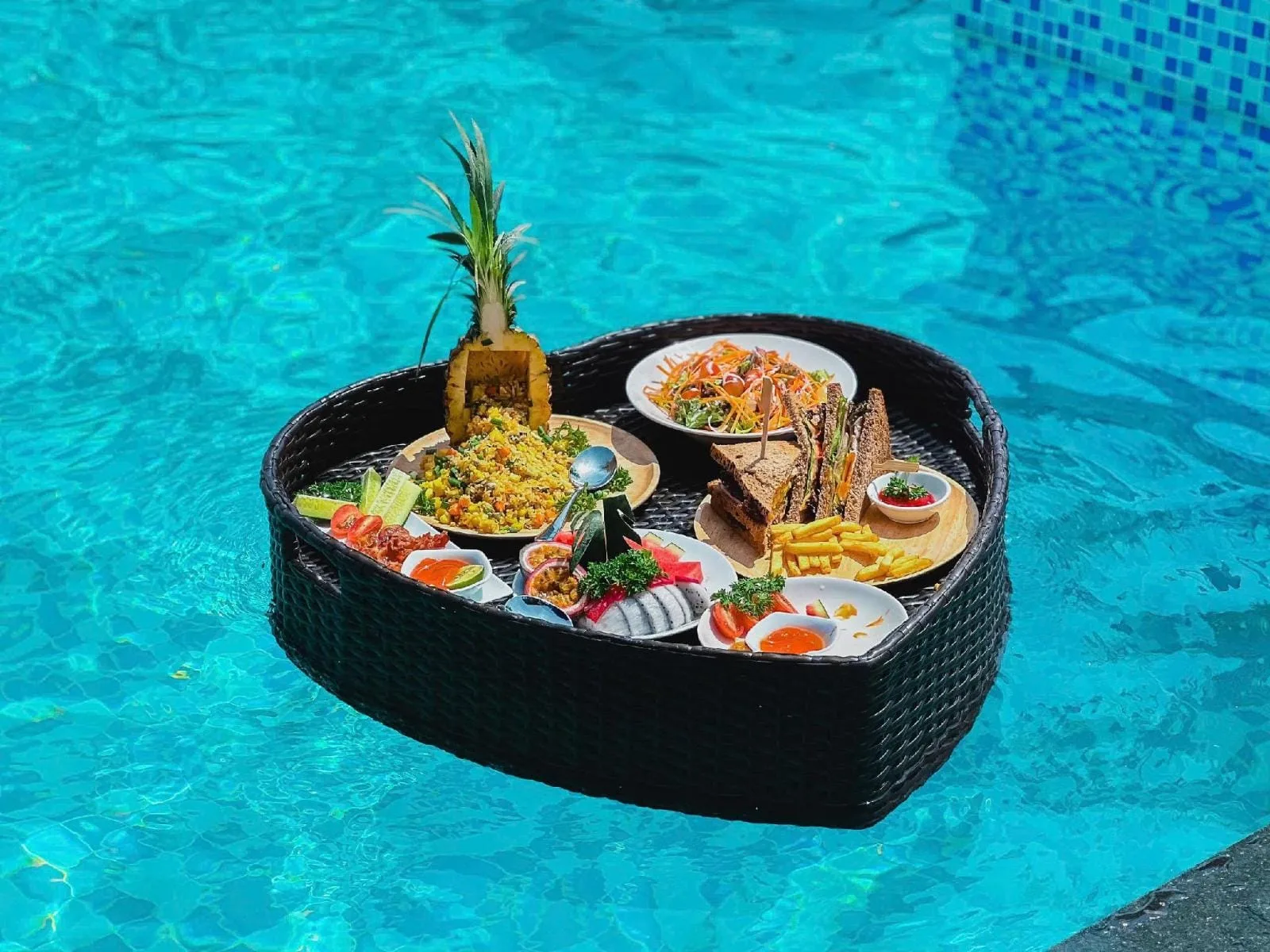 Khay ăn nổi trên hồ bơi