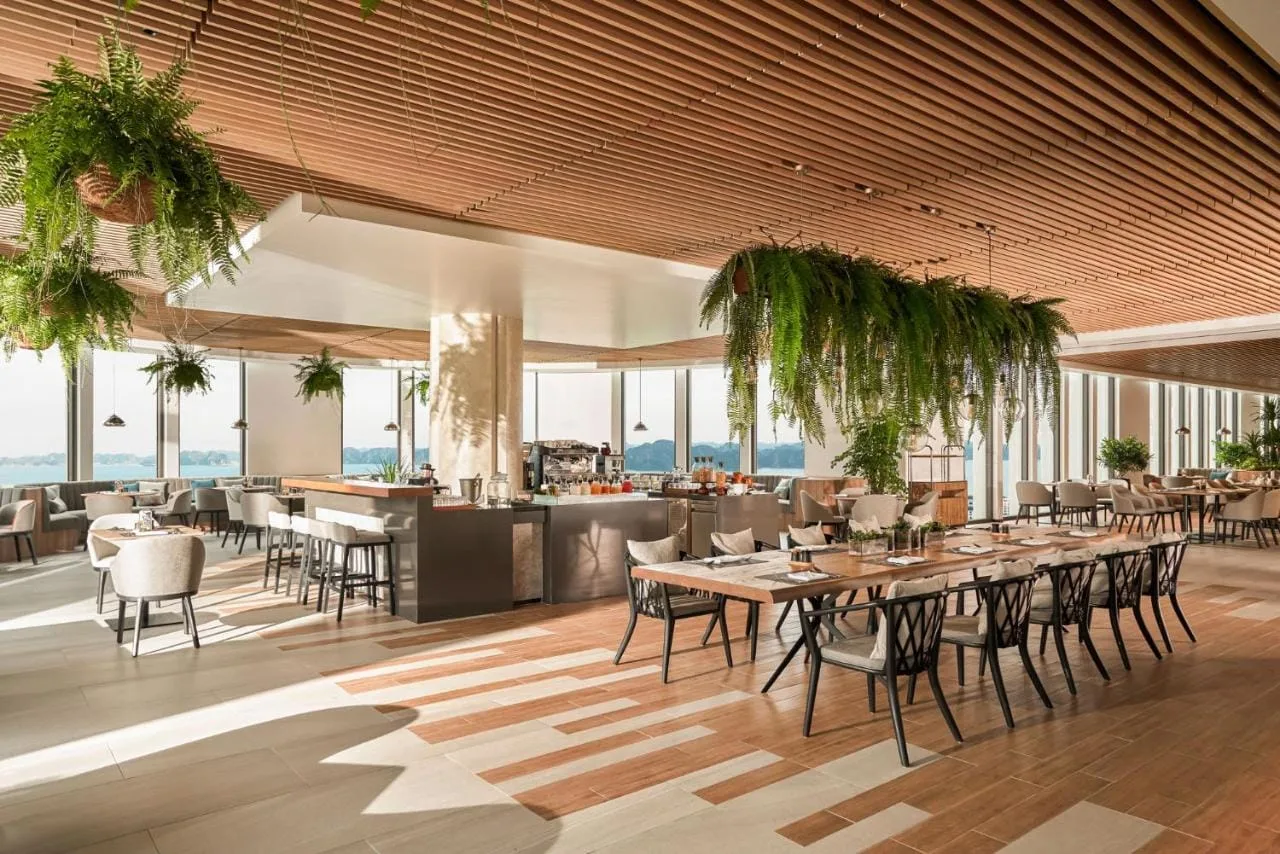 Buffet sáng bên cửa kính