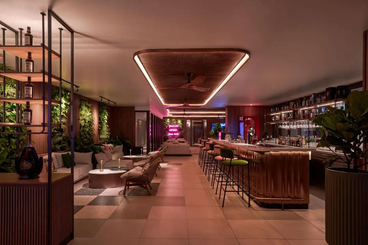 Bar & lounge