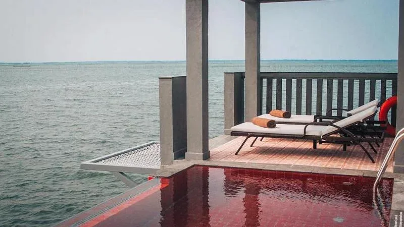 Water Pool Villa ở Vedana Lagoon Resort & Spa, bể bơi riêng lát gạch đỏ và sàn gỗ có ghế nằm vươn ra mặt đầm