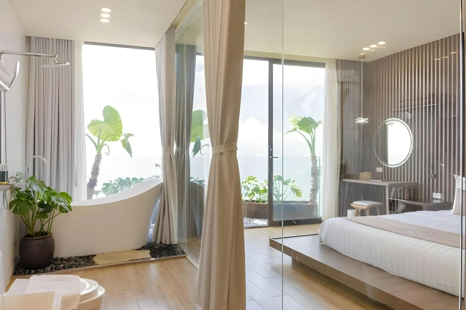 Bồn tắm cạnh cửa kính