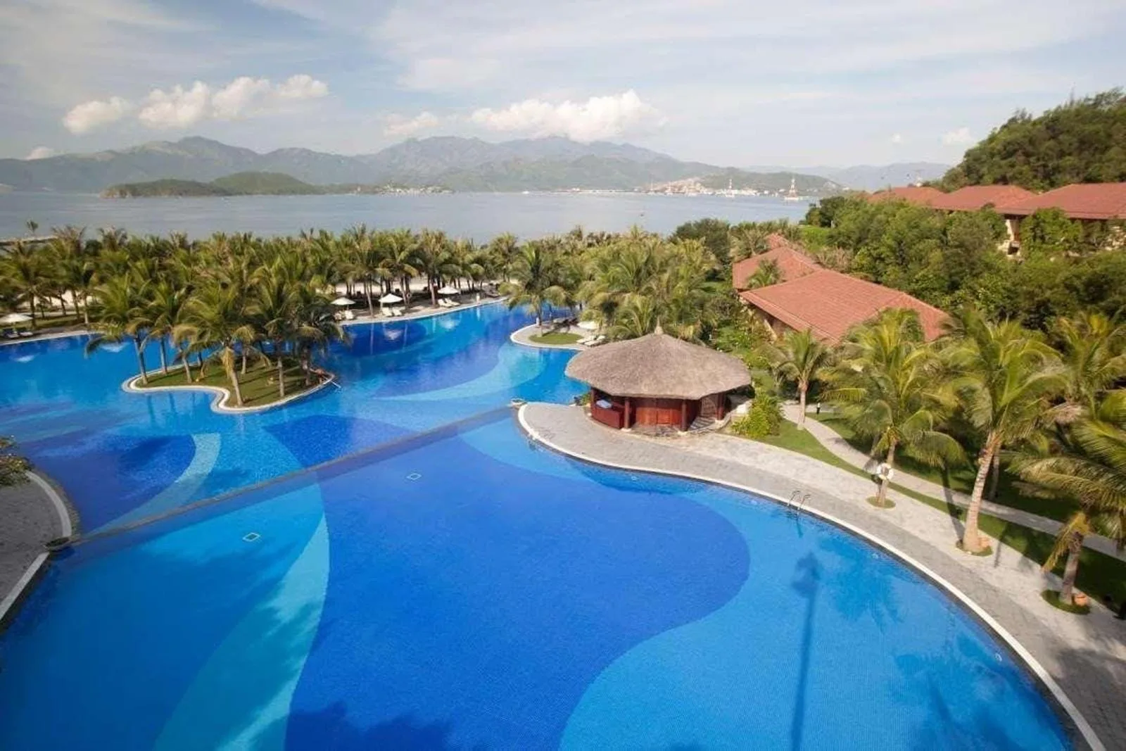 Hồ bơi ngoài trời