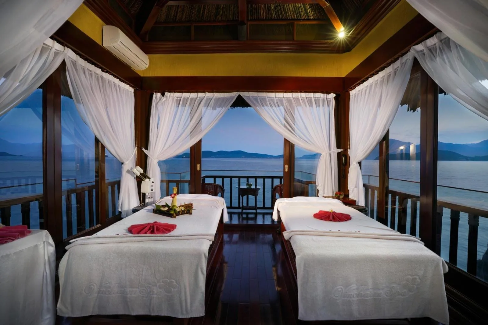 Spa nhìn ra biển