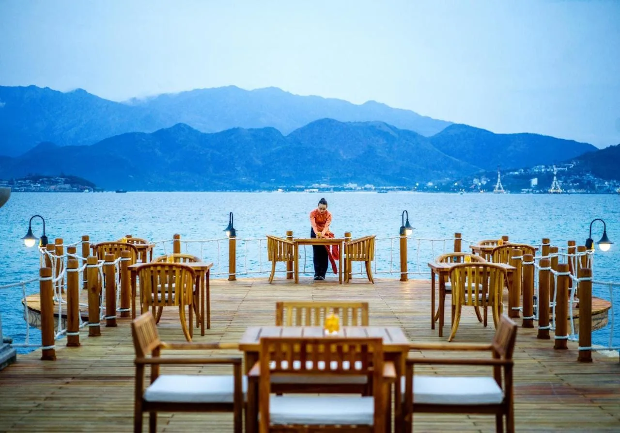 Bàn ăn trên cầu tàu