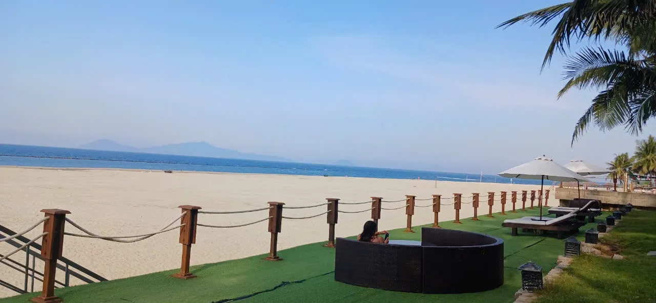 Băng qua đường là tới biển Cửa Đại